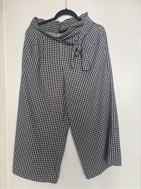 Zara Black & White Gingham Wide Leg Pants with pockets!